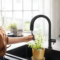 Baterie bucatarie cu dus extractibil si filtru de apa Hansgrohe Aquittura Select M91 negru mat 210 sBox cu 1 jet