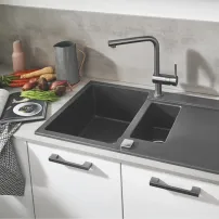 Кухненски смесител Grohe Minta с издърпващ се душ, 2 вида струя, гланциран антрацит, твърд графит