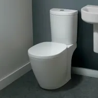 Тоалетна чиния с тънък капак с плавно затваряне и казанче Arc Ideal Standard Connect Aquablade