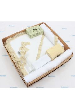 Trusou botez bumbac, 7 piese, Iza, alb cu dantela crem