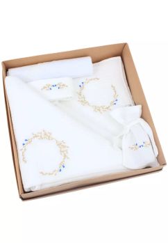 Trusou botez din muselina, 7 piese, brodat, crem cu albastru