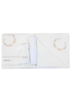 Trusou botez din muselina, 7 piese, brodat, crem cu albastru