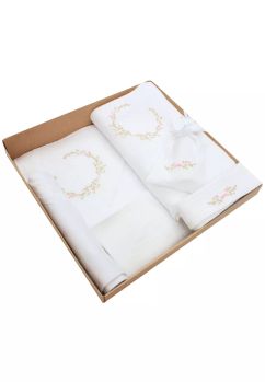Trusou botez din muselina, 7 piese, brodat, crem cu roz