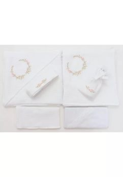 Trusou botez din muselina, 7 piese, brodat, crem cu roz