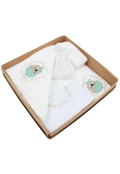 Trusou botez din muselina, 7 piese, Tedi cu sapca verde, brodat, alb