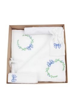 Trusou botez din muselina, alb, 7 piese, brodat, fundita albastra