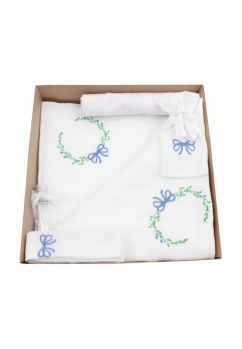 Trusou botez din muselina, alb, 7 piese, brodat, fundita albastra