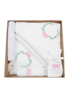 Trusou botez din muselina, alb, 7 piese, brodat, fundita roz