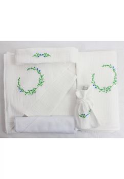 Trusou botez din muselina, alb, brodat, 7 piese, floricele albastre