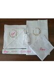 Trusou botez din muselina, 7 piese, brodat, crem cu roz