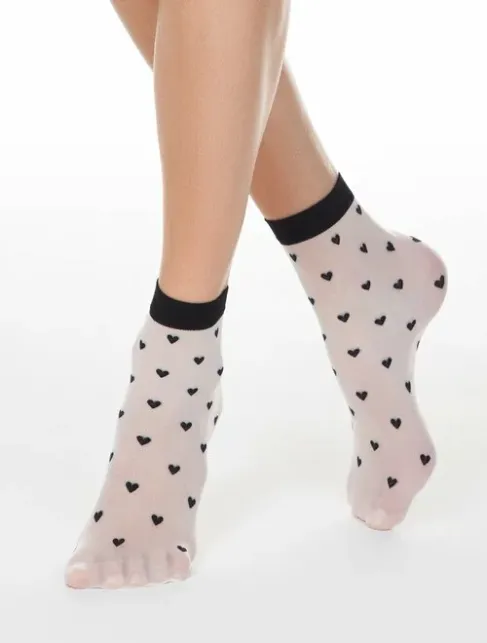 Sosete lycra ecru cu inimioare negre Conte Elegant Lovely 20 den