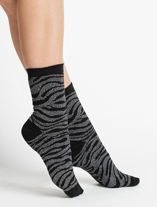 Sosete cu model zebra si insertii de fir metalizat steven s066-010