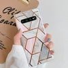 Husa marmura cu aplicatii geometrice pentru Galaxy S10e Rose Gold