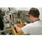 Linie extratie miere Delta Plus 120 rame Thomas Dotari: - Macara de laborator pentru ridicarea corpurilor - Piston pentru scoaterea ramelor din corpuri - Banda transport rame pentru incarcare automata in masina de descapacit - Masina descapacit cu cutit