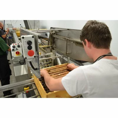 Linie profesională extracție miere cu descăpăcire patentată cu cuțite triunghiulare, macara premium, deboxer și extractor 90 rame cu umeraș – Delta Plus, Thomas picture - 2