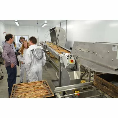 Linie profesională extracție miere cu descăpăcire patentată cu cuțite triunghiulare, macara premium, deboxer și extractor 90 rame cu umeraș – Delta Plus, Thomas picture - 5