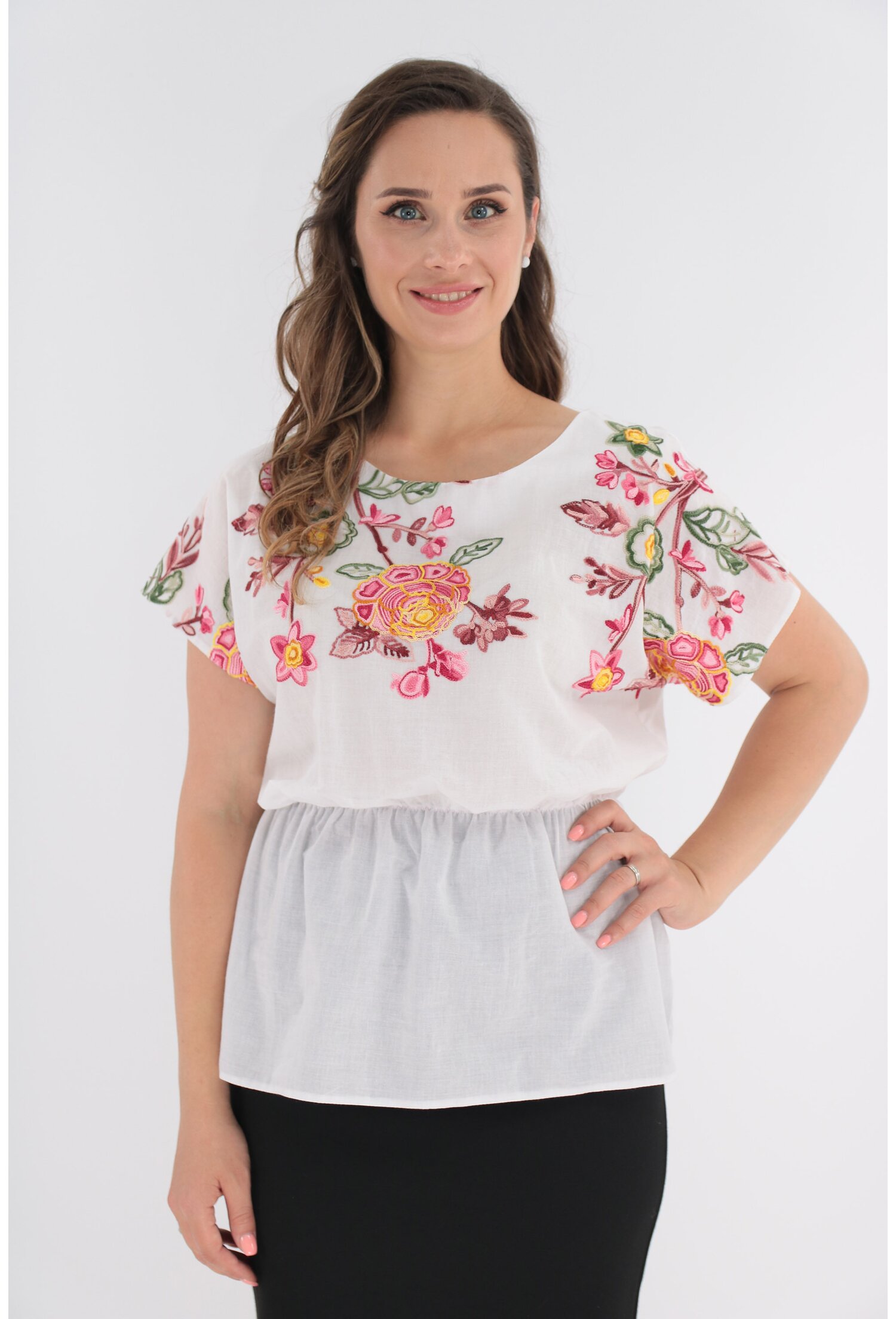 Bluza alba cu broderie multicolora