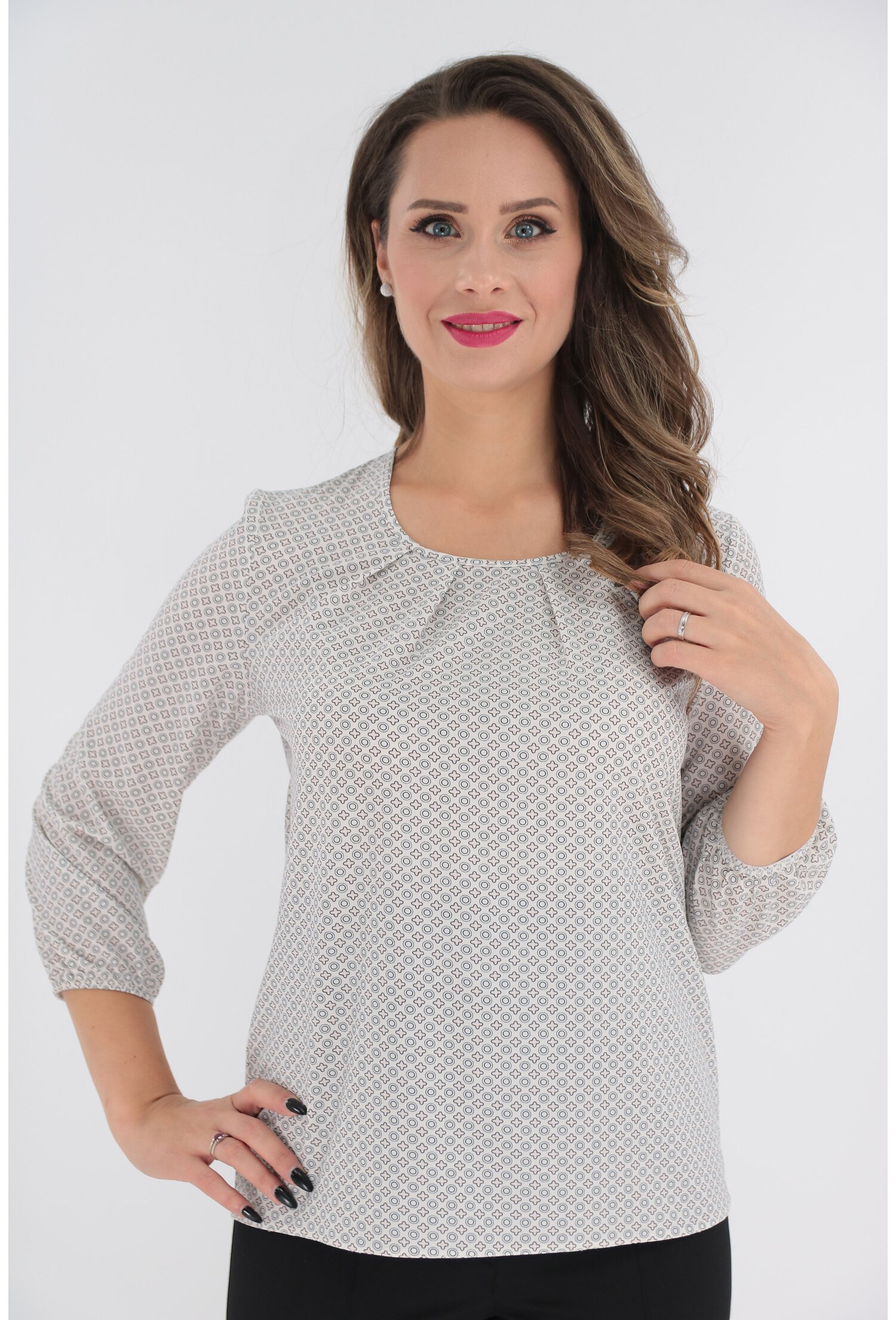 Bluza alba cu imprimeu geometric discret