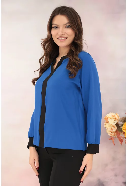 Bluza albastra cu insertii negre la decolteu si mansete
