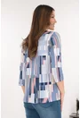 Bluza albastra din vascoza cu imprimeu geometric roz