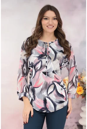 Bluza bej cu print abstract bleumarin-roz si fundita decorativa