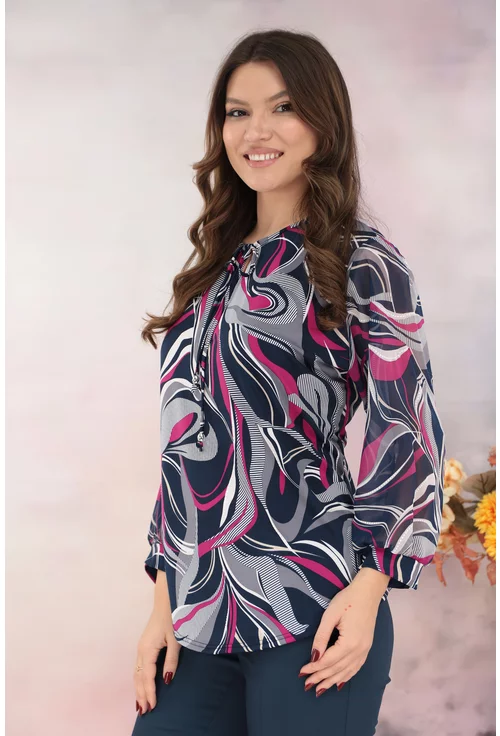 Bluza bleumarin cu print abstract roz-alb si fundita decorativa