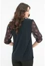 Bluza bleumarin cu volan dublu din voal cu print floral la decolteu