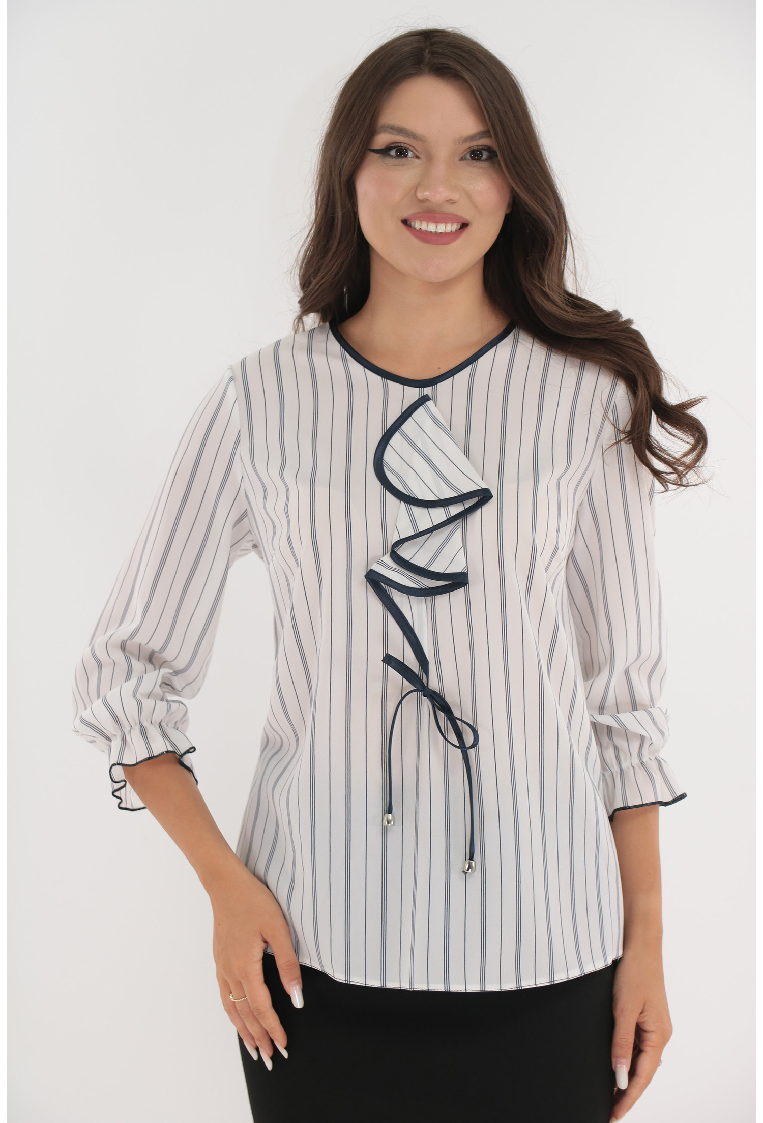 Bluza eleganta alba cu dungi bleumarin si volan la decolteu