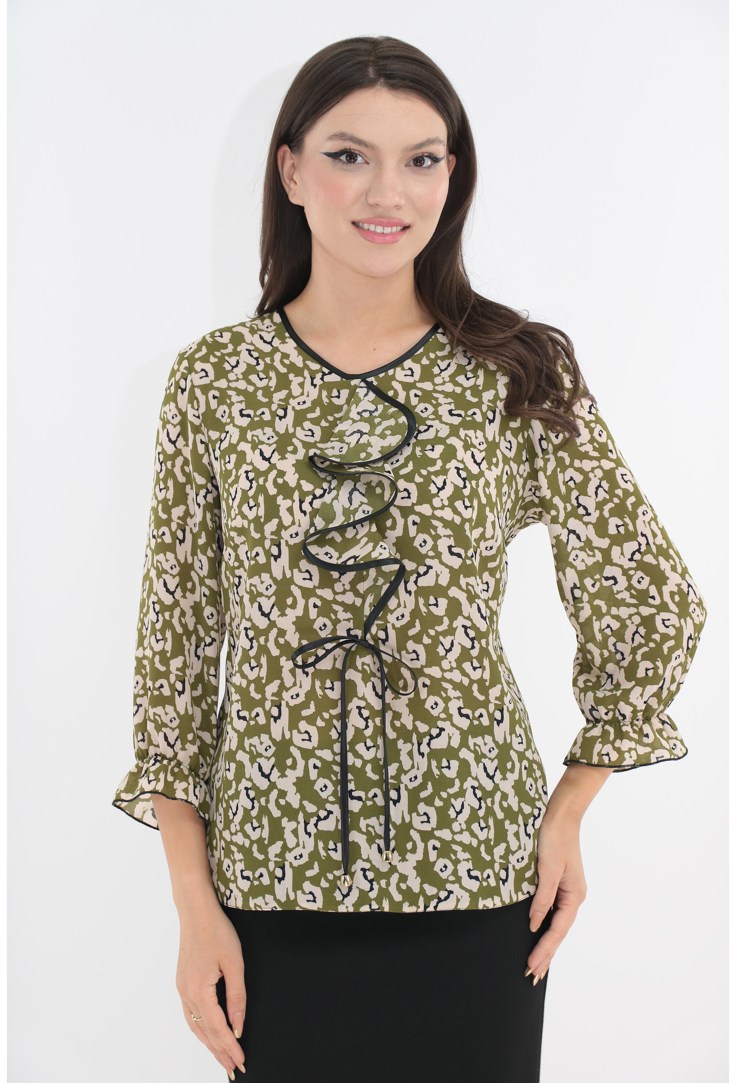 Bluza eleganta olive cu volan la decolteu si print abstract bej