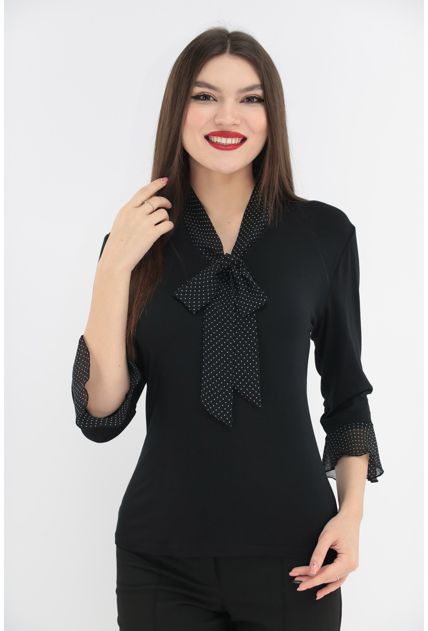 Bluza neagra cu volane si esarfa din voal cu print cu buline albe