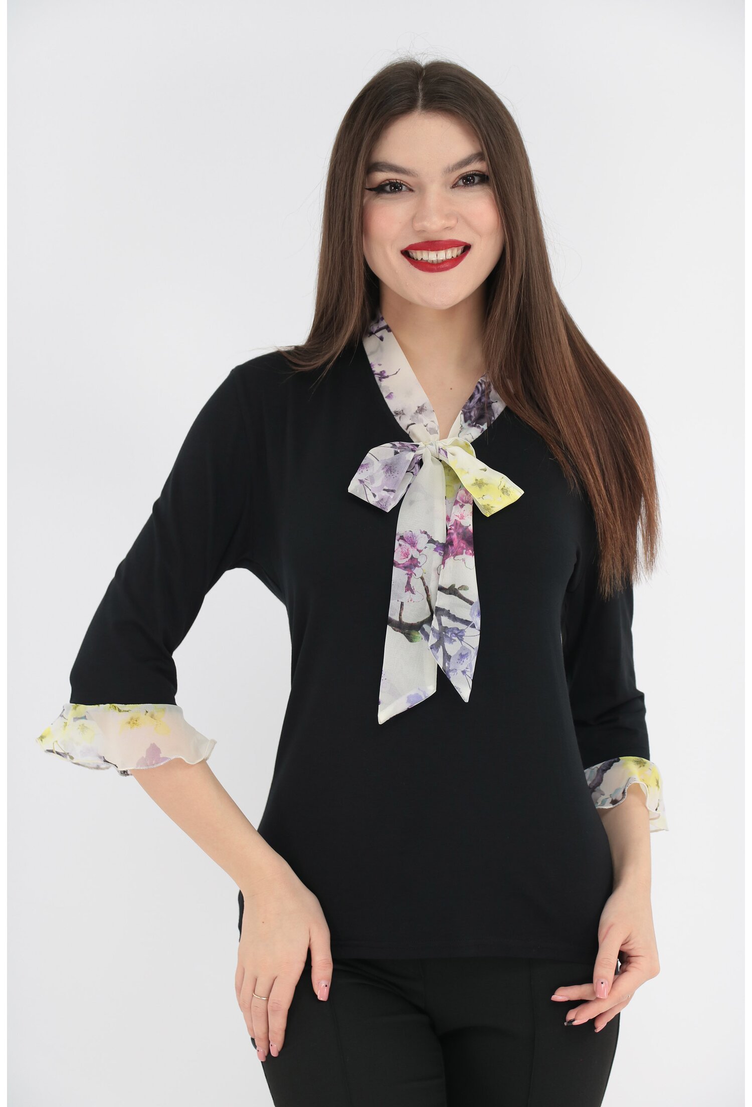 Bluza neagra cu volane si esarfa din voal cu print floral lila