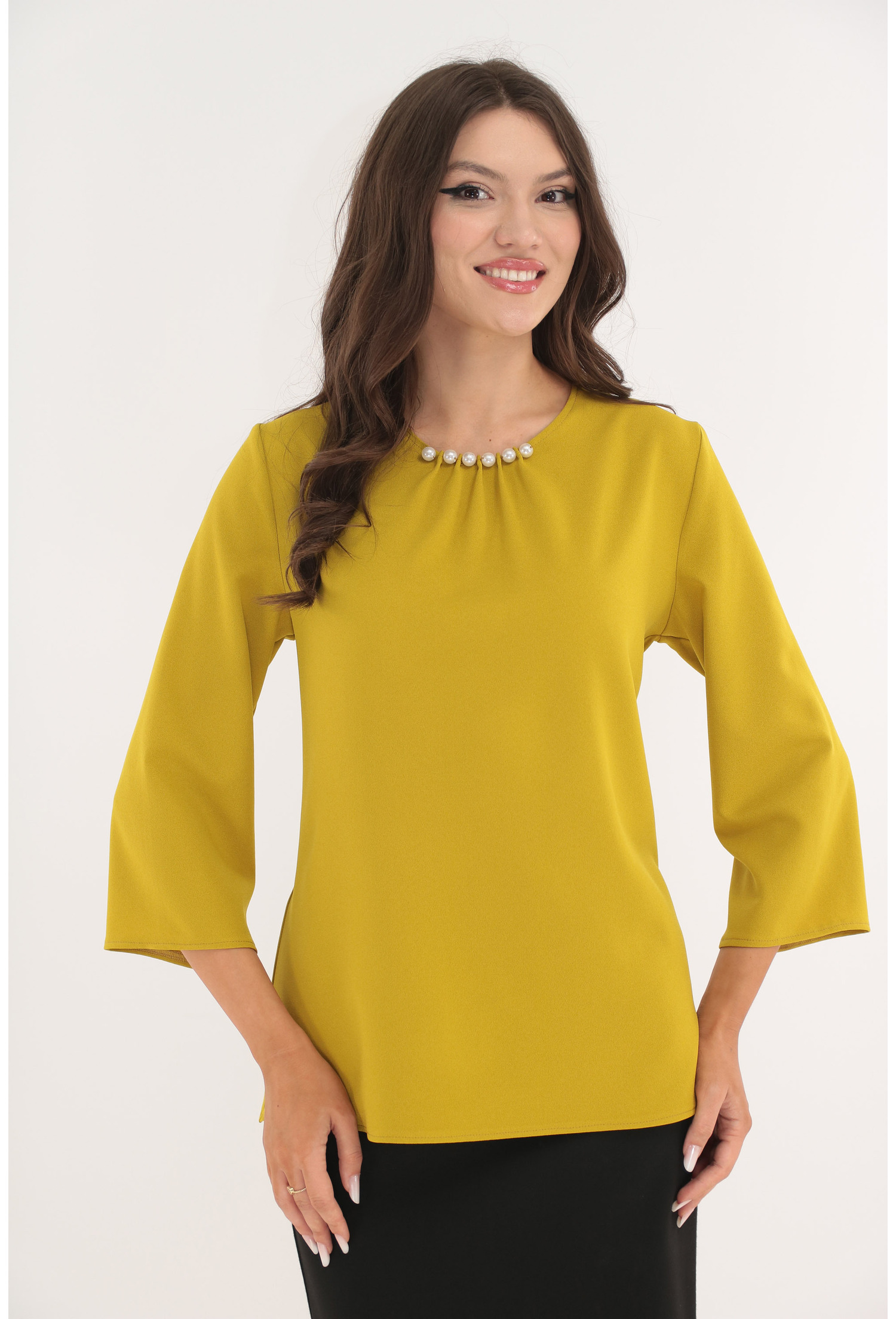 Bluza uni mustar cu perlute la decolteu