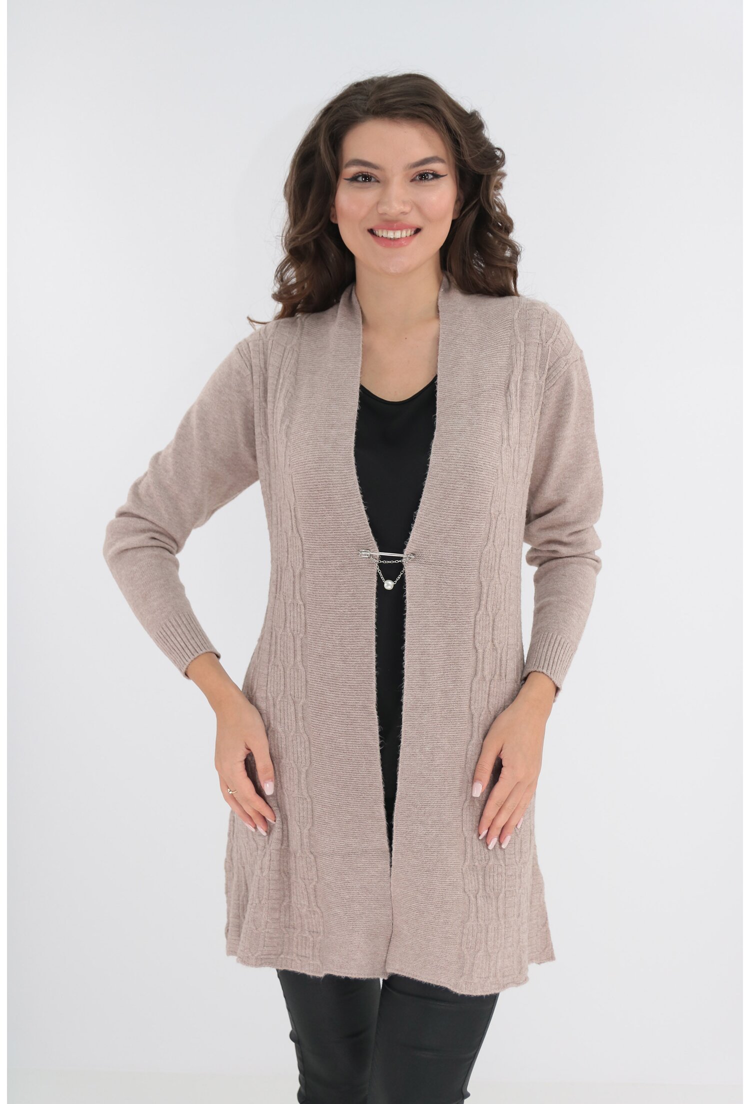 Cardigan bej tricotat cu model in relief si brosa