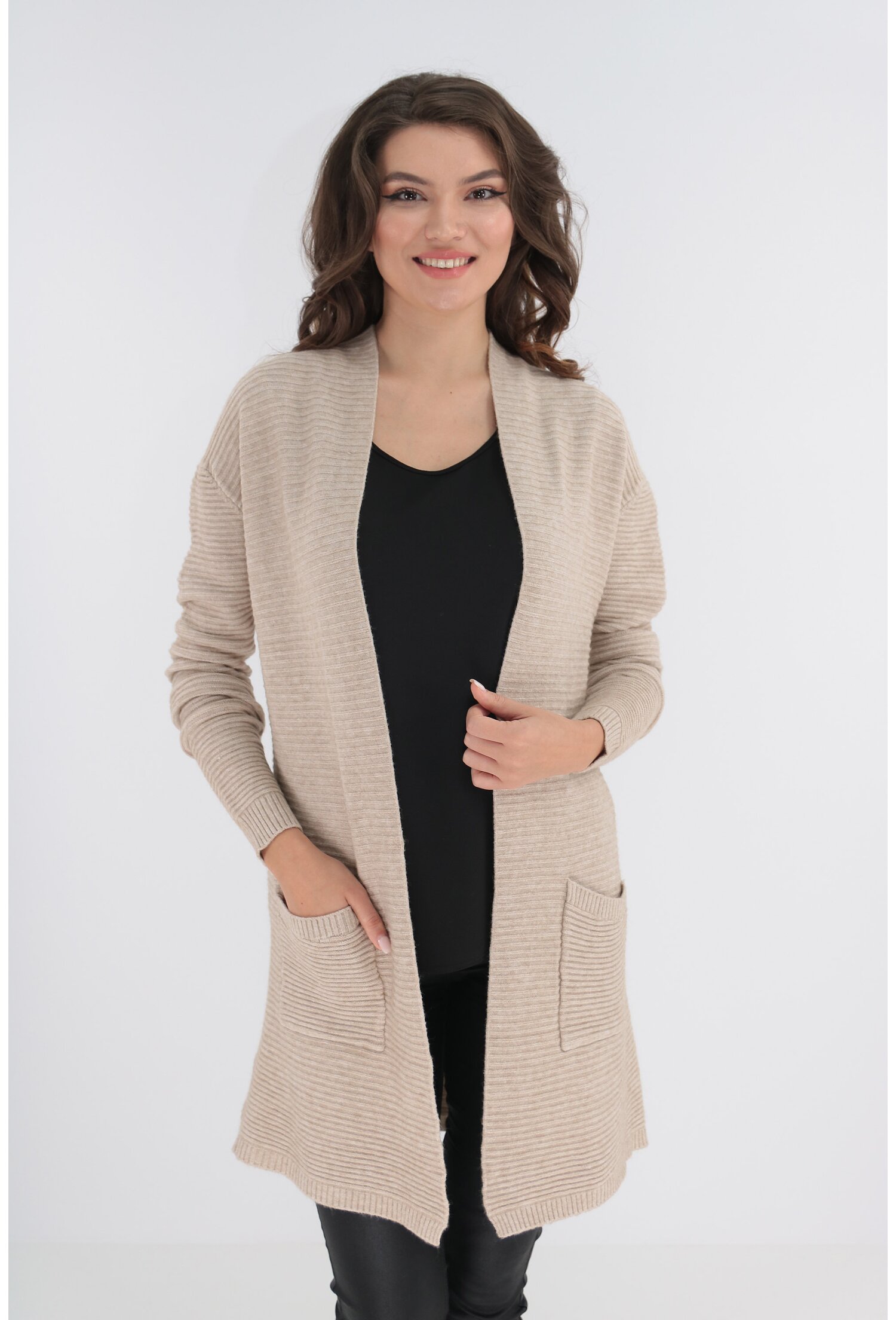Cardigan crem tricotat cu buzunare aplicate