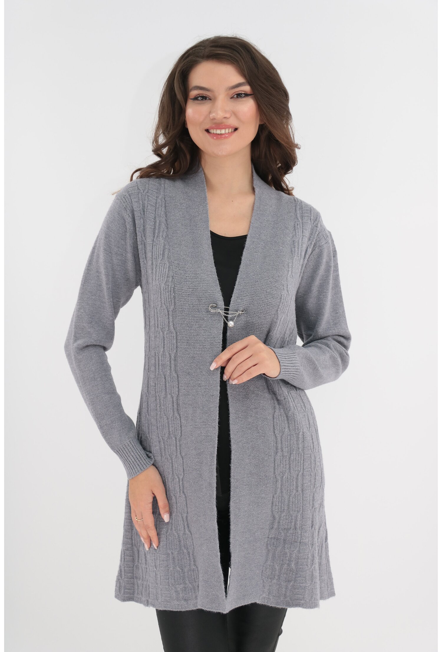 Cardigan gri tricotat cu model in relief si brosa