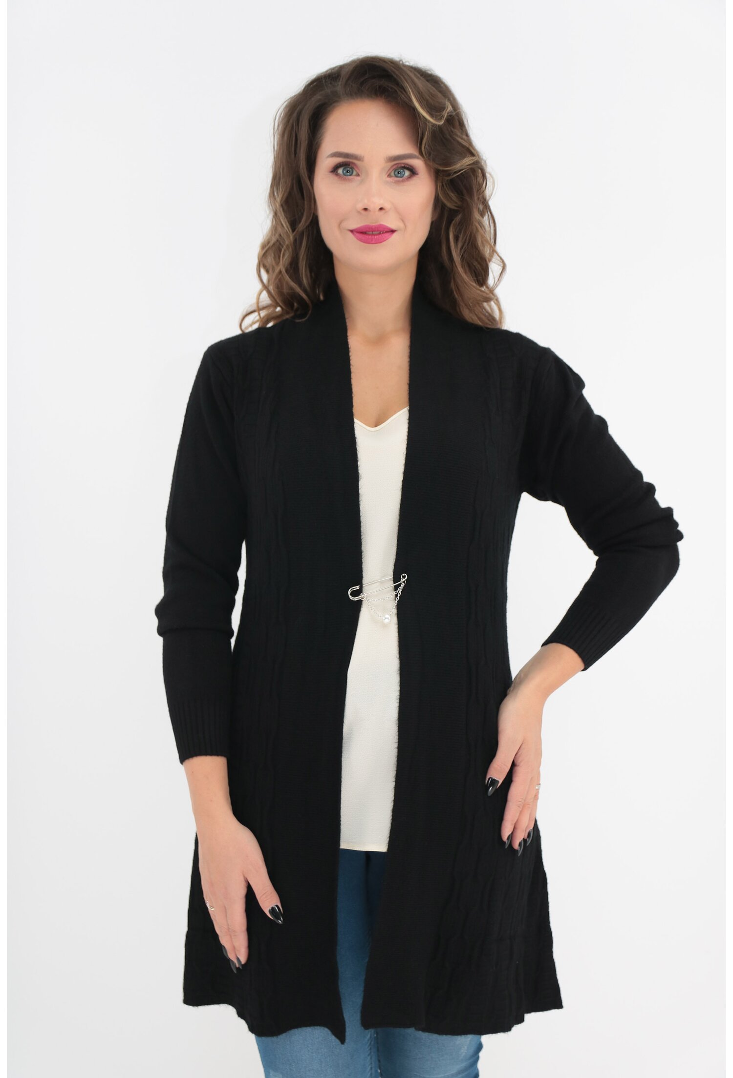 Cardigan negru tricotat cu model in relief si brosa