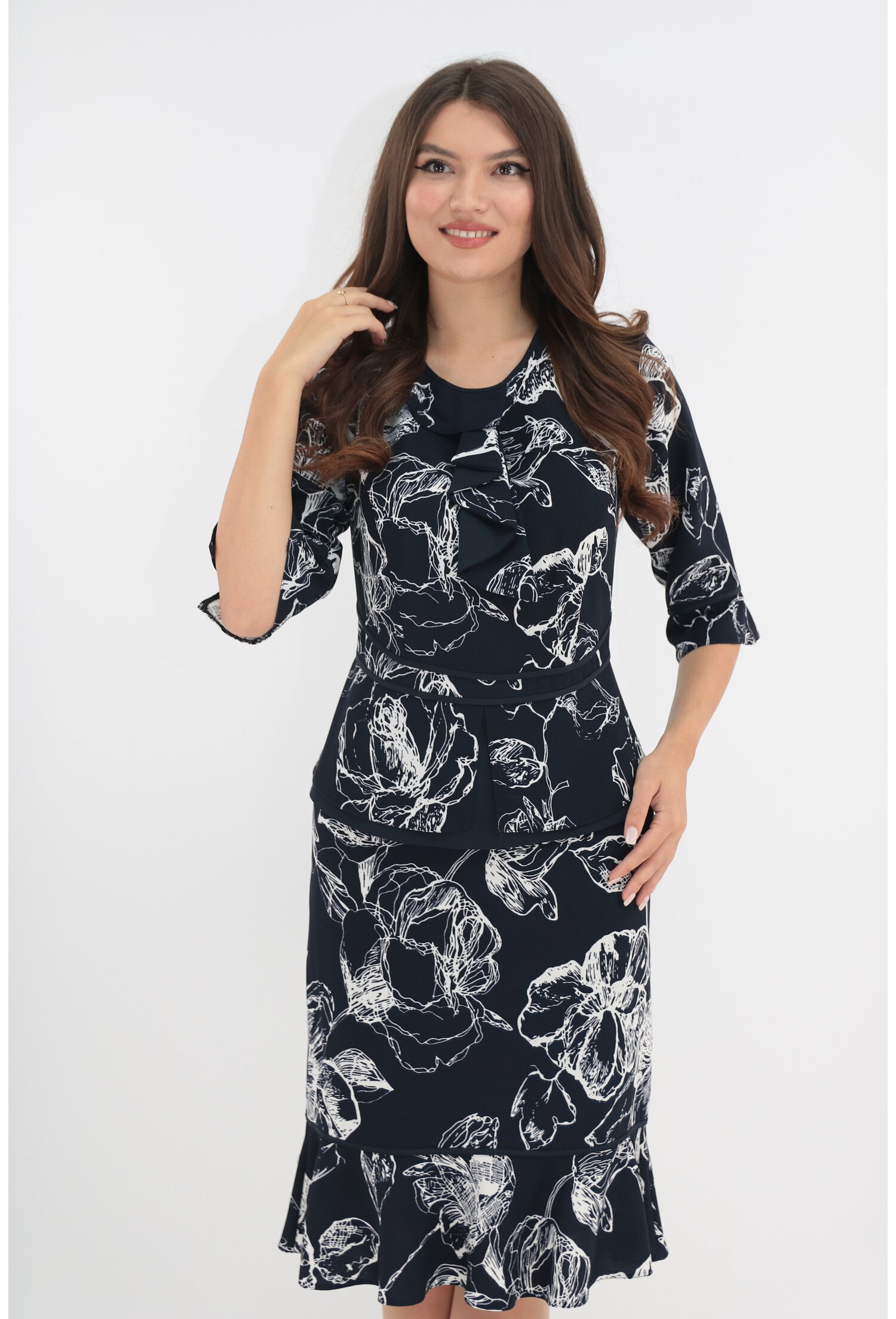 Compleu bleumarin cu flori albe format din bluza si fusta