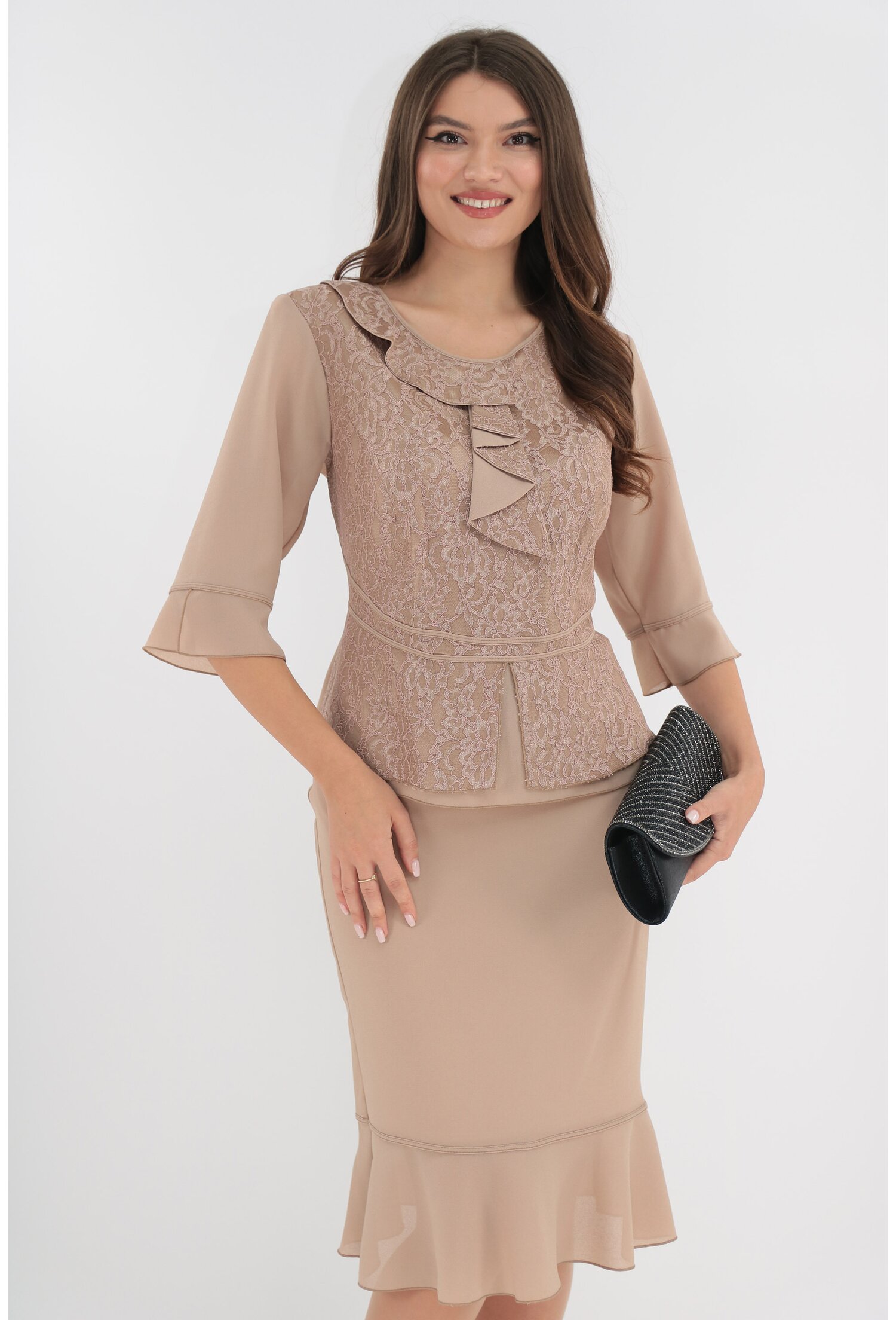 Compleu elegant crem format din bluza si fusta