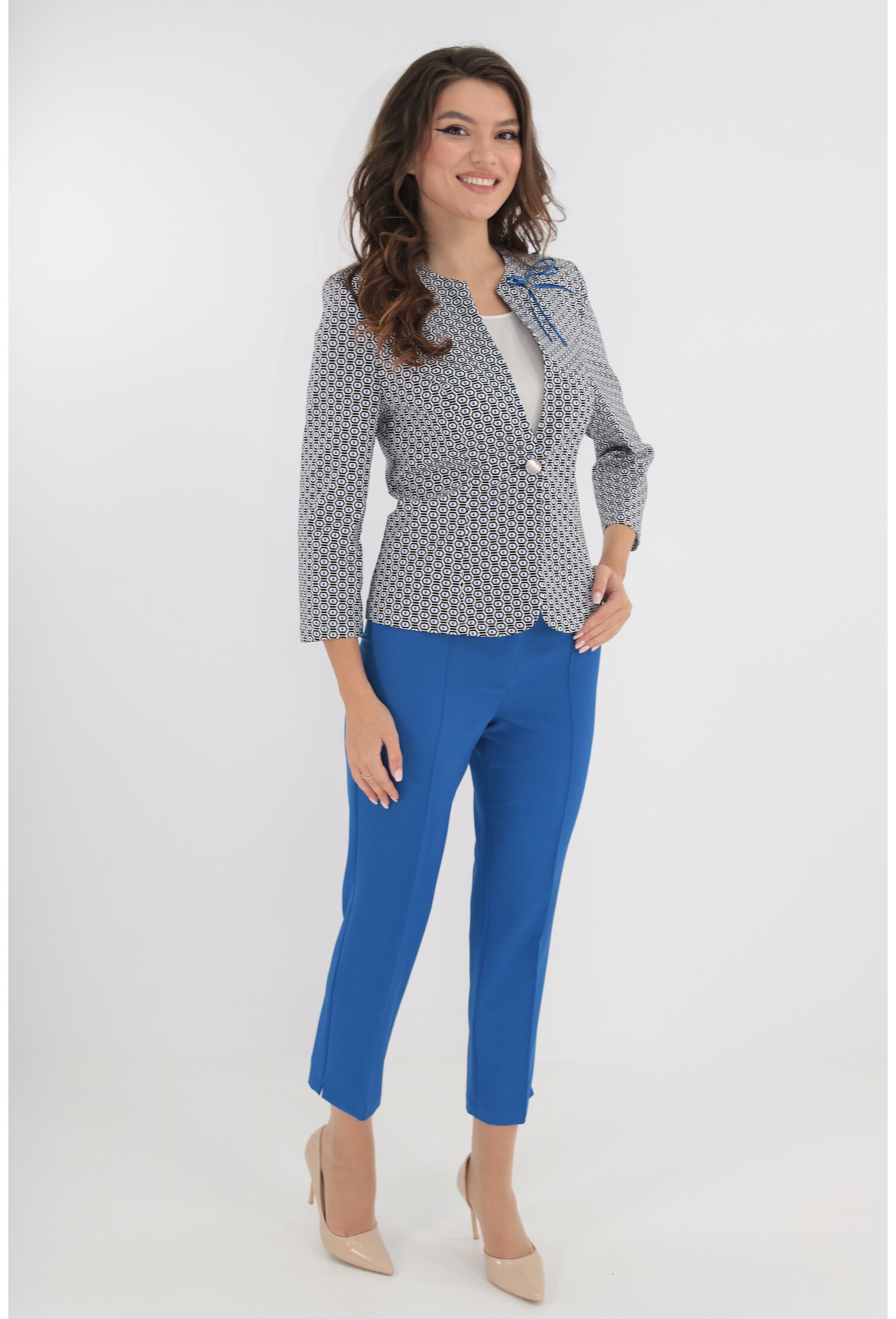Compleu sacou cu print geometric si pantaloni albastri