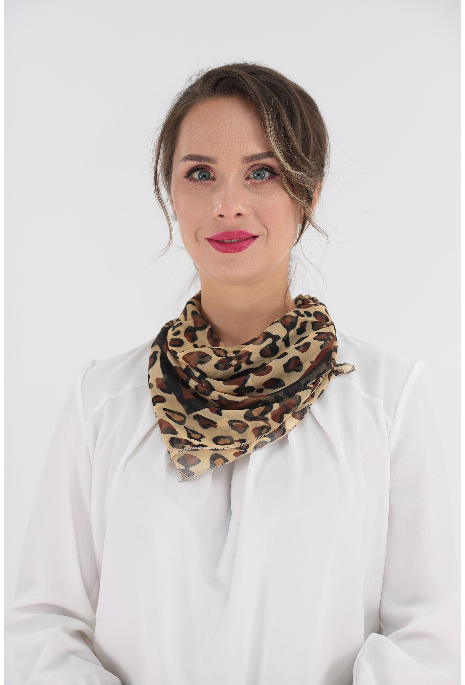 Esarfa patrata bej cu animal print din matase