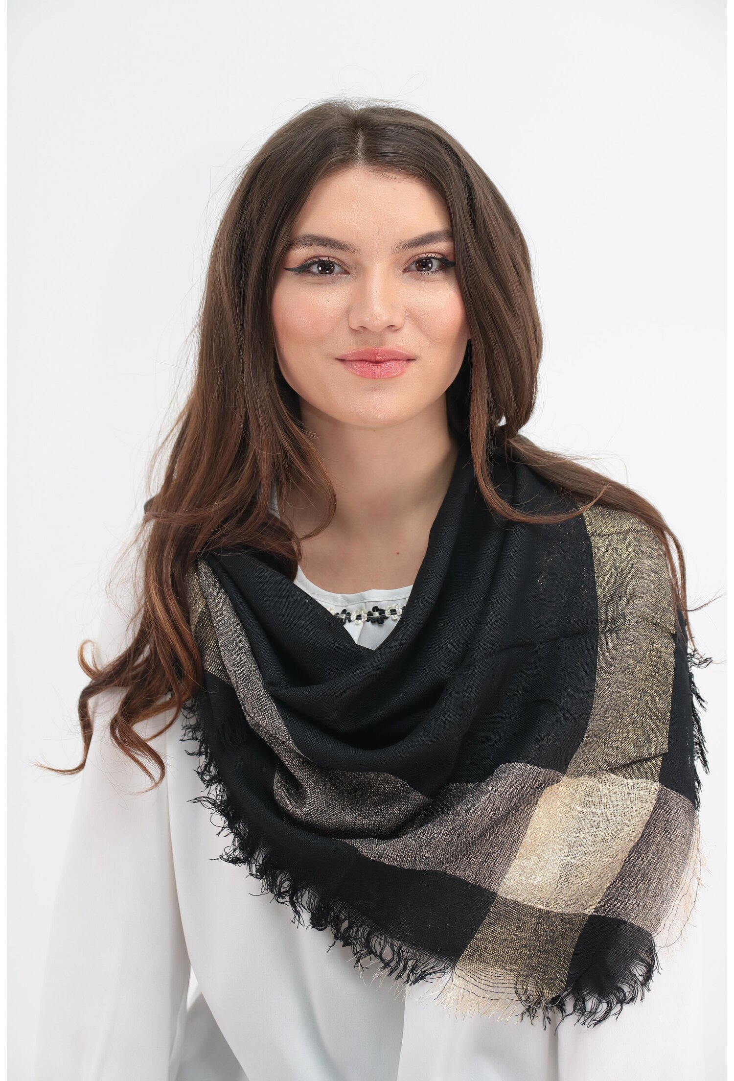 Esarfa patrata neagra cu bordura aurie