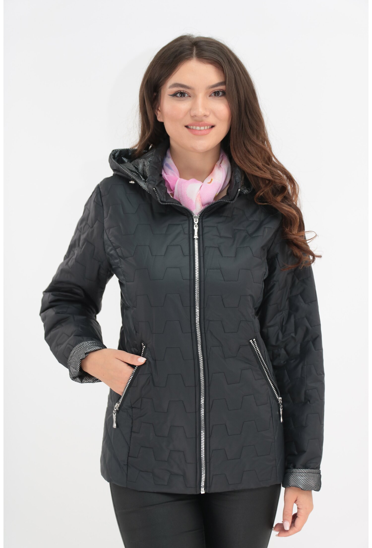Geaca neagra cu elastic pentru reglaj la spate