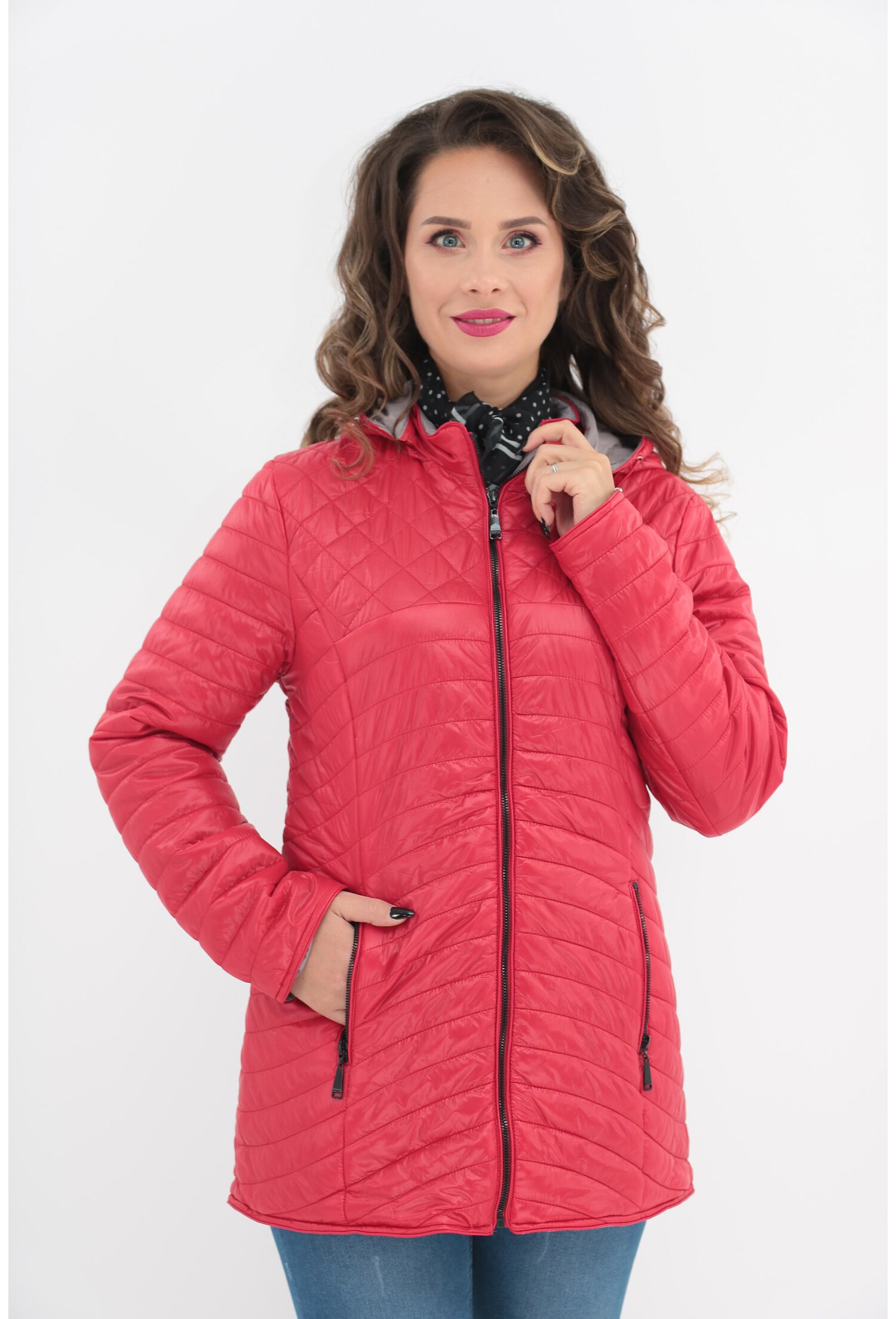 Geaca rosie matlasata cu model romburi