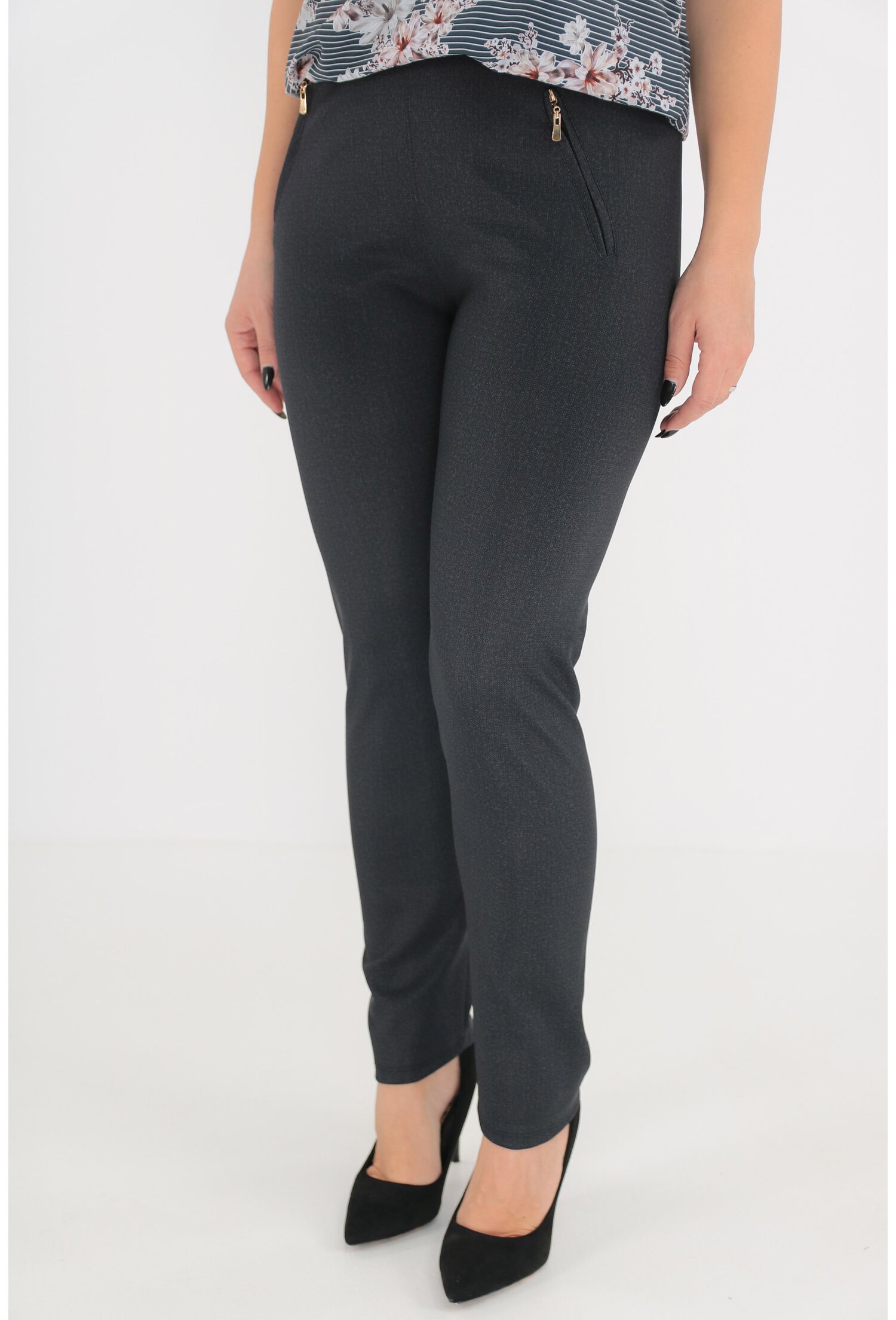 Pantaloni bleumarin cu fermoare aurii la buzunare