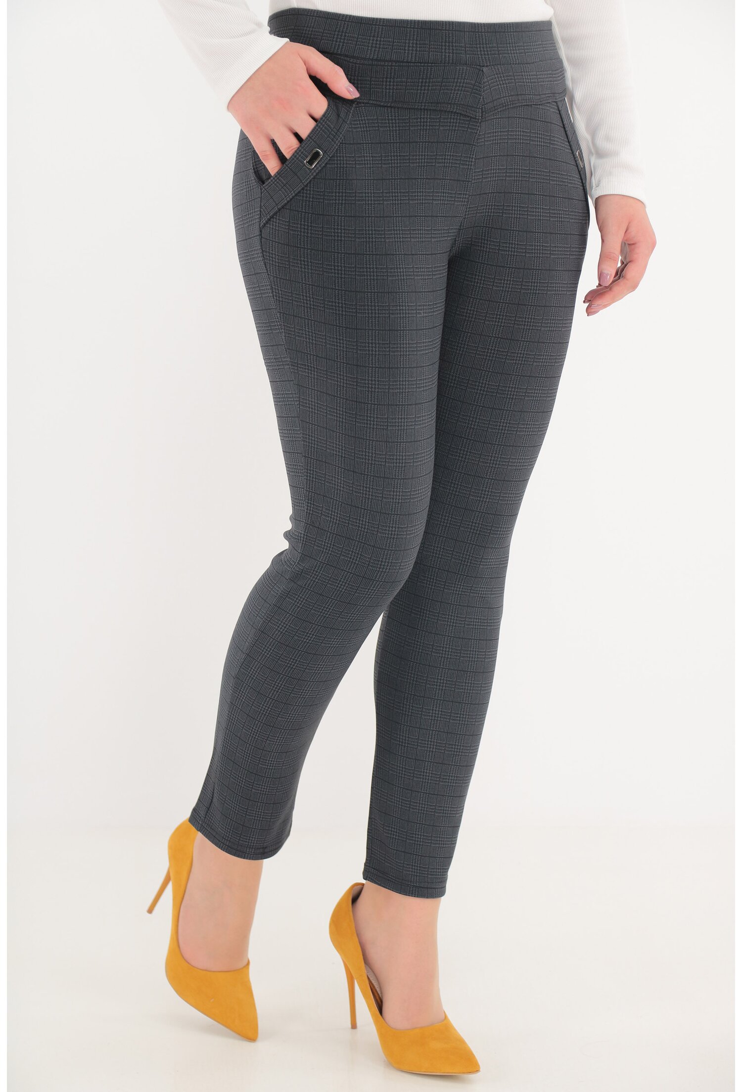 Pantaloni bleumarin cu imprimeu discret in carouri