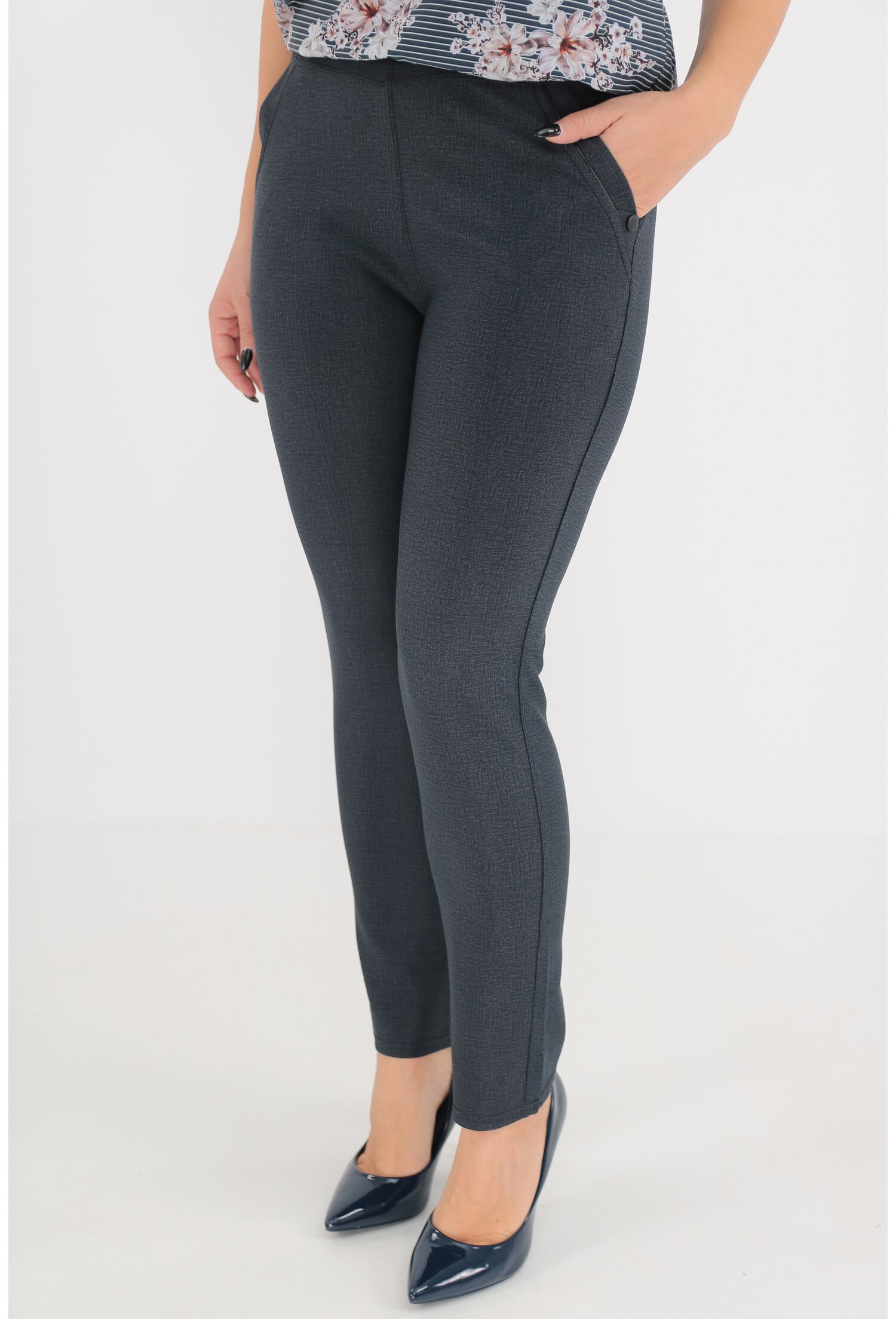 Pantaloni bleumarin-pepit cu nasturi decorativi la buzunare