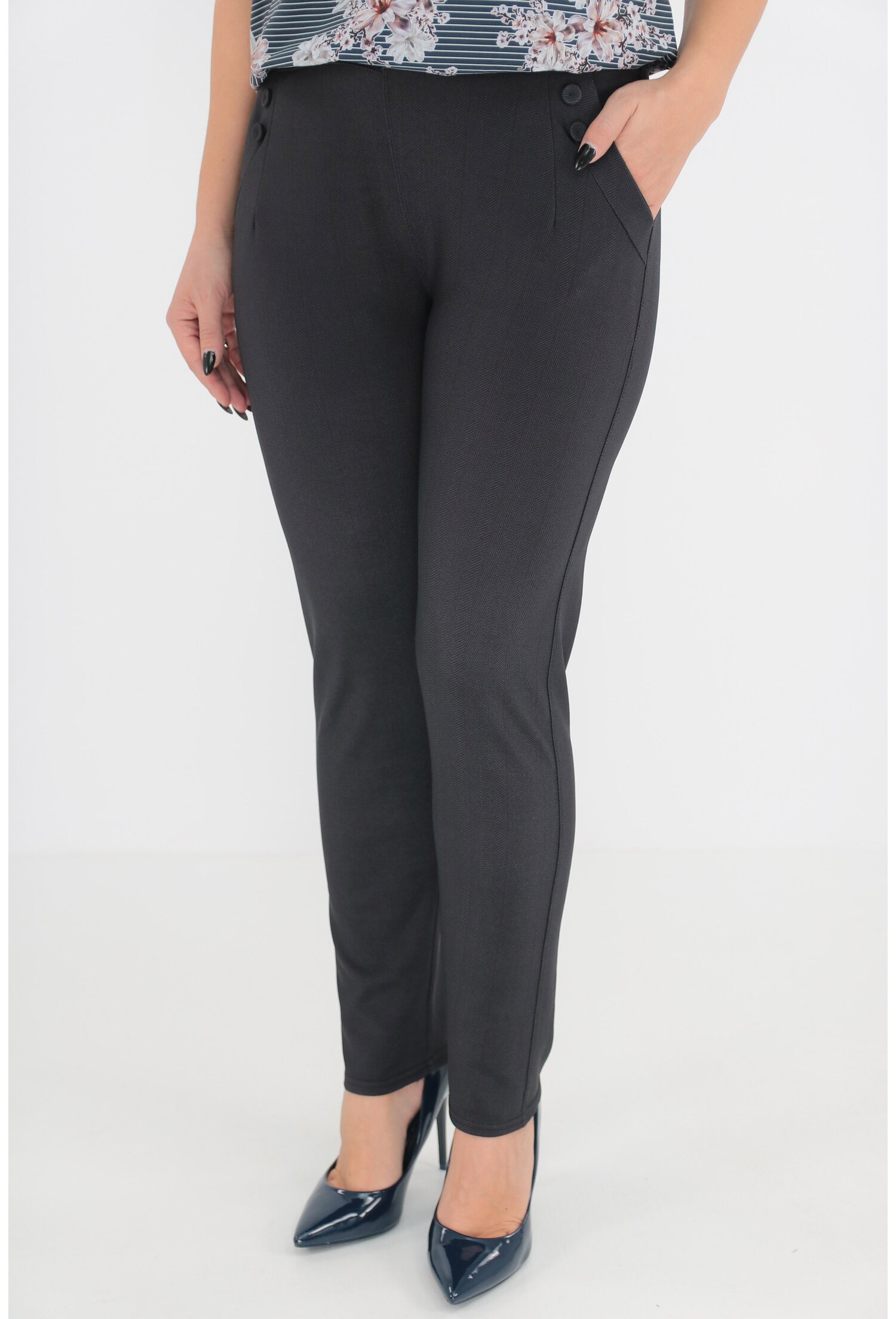 Pantaloni gri inchis cu model discret in spic si accesorizati cu nasturi la buzunare