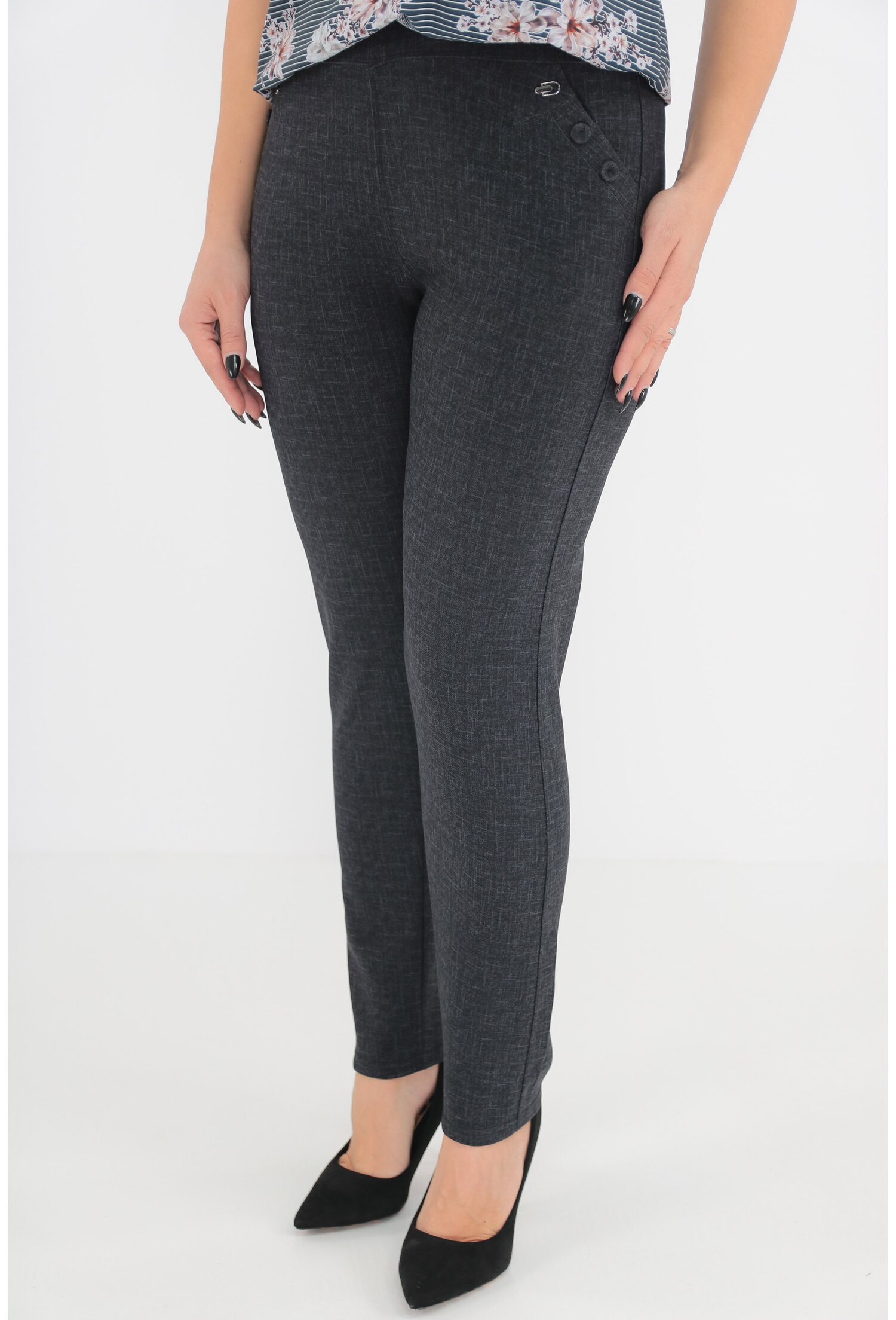 Pantaloni gri inchis cu print geometric discret si cu nasturi decorativi la buzunare