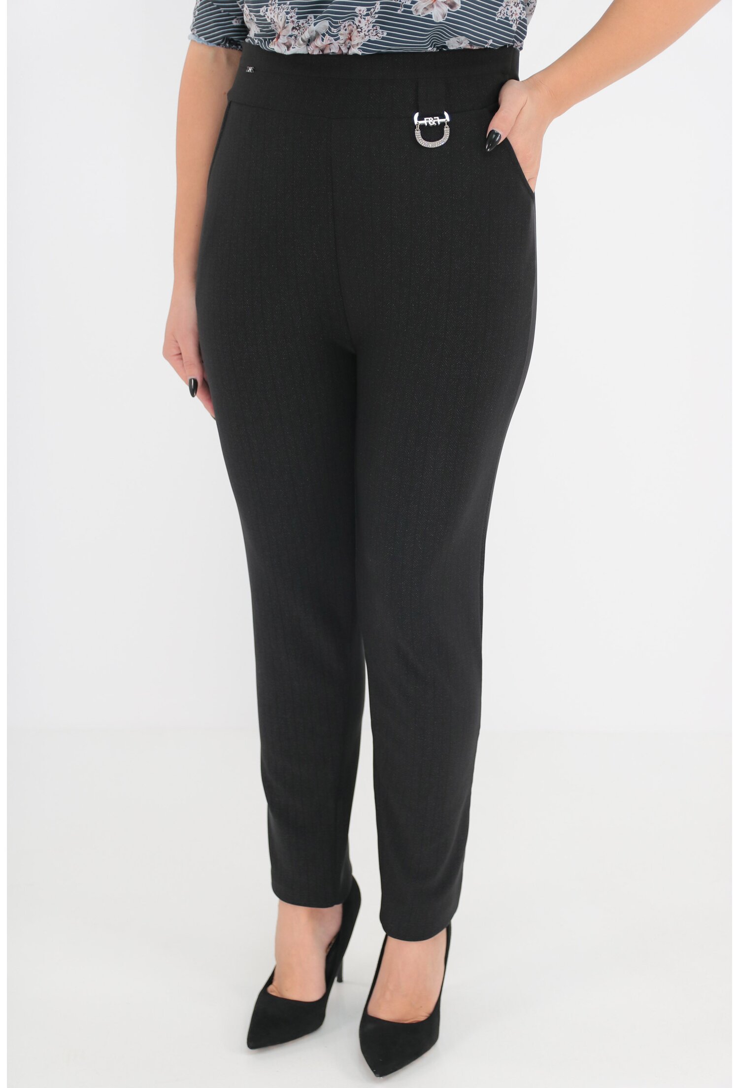 Pantaloni negri cu model spic discret si accesoriu argintiu