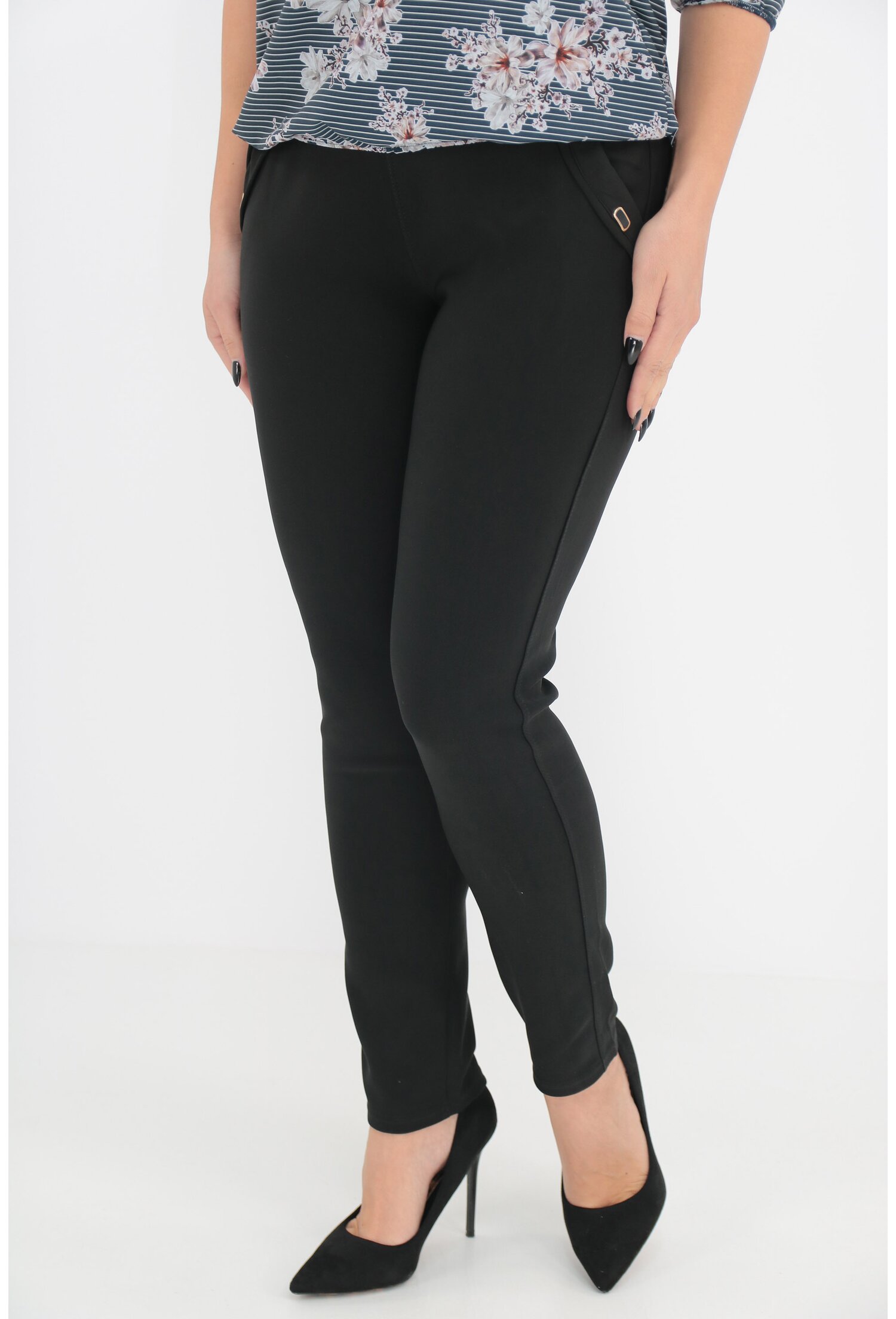Pantaloni uni negri cu accesorii aurii la buzunare